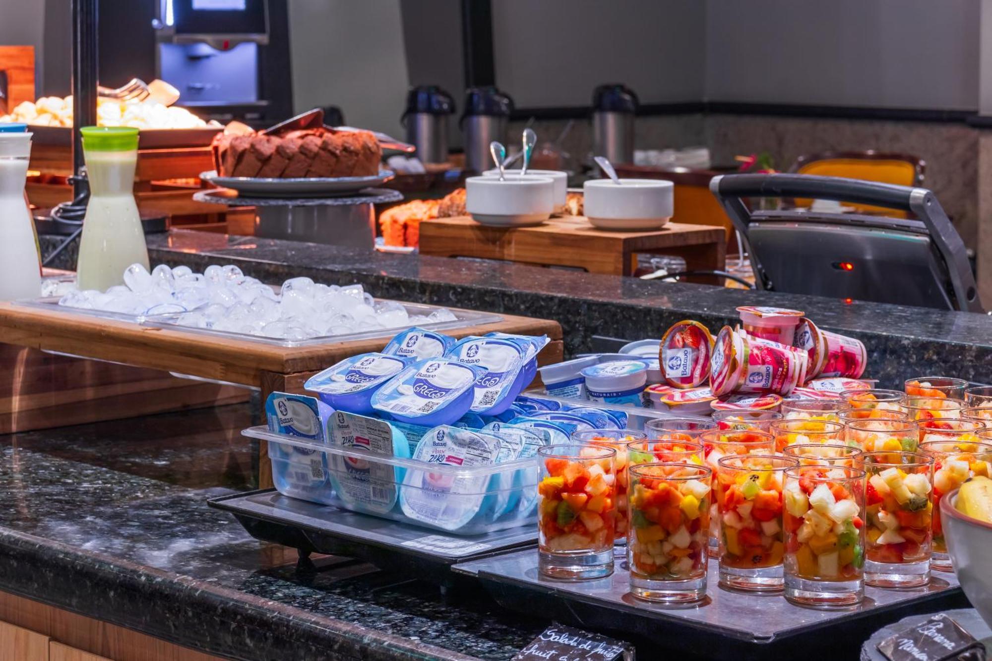 Parque Balneario Hotel Santos By Castelo Itaipava Exterior photo A buffet at a hotel